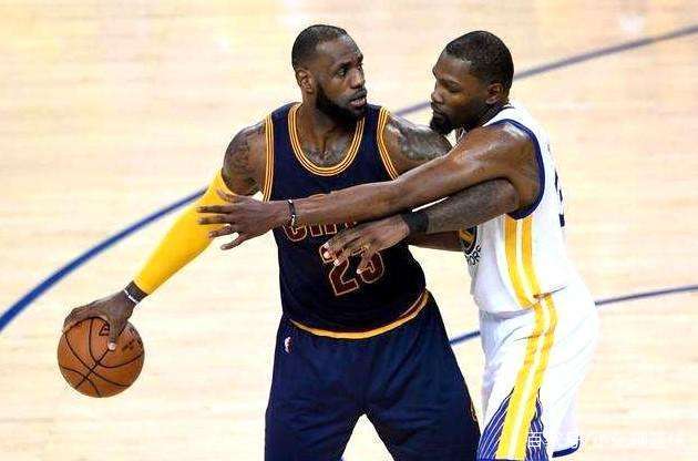 环球足球奖2025年度最佳球员候选：姆巴佩在列，巴黎8人入选（2025环球足球奖最佳球员候选出炉：姆巴佩入围，巴黎8人上榜）