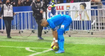 英媒：切尔西曾有机会200万英镑签塞梅尼奥，但为省钱放弃（英国媒体称切尔西曾可用200万英镑签下塞梅尼奥，因节省开支最终放弃）