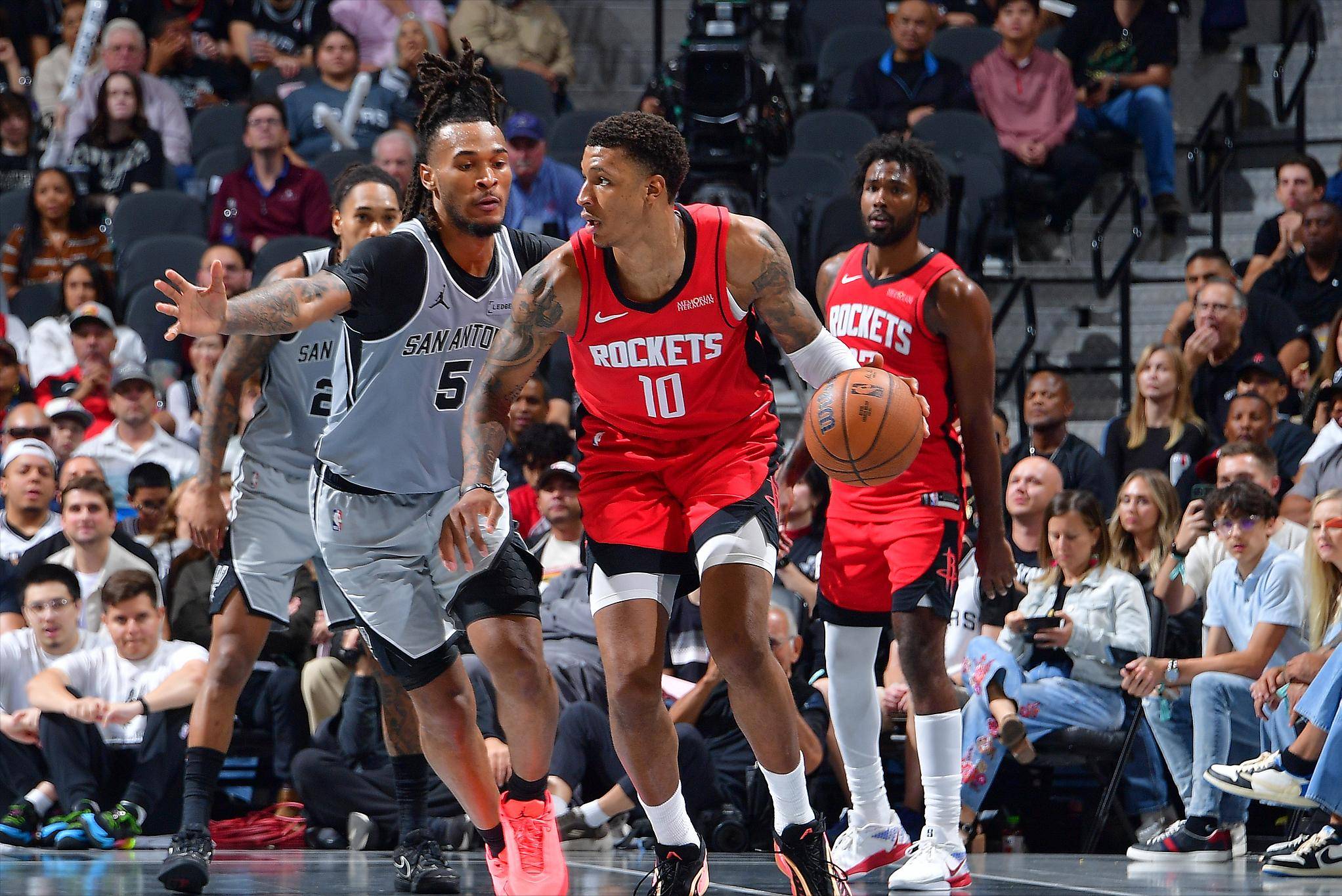 德天空：切尔西仍未正式报价西蒙斯，莱比锡坚持7000万欧要价（德天空：切尔西尚无西蒙斯正式报价，莱比锡坚守7000万欧标价）