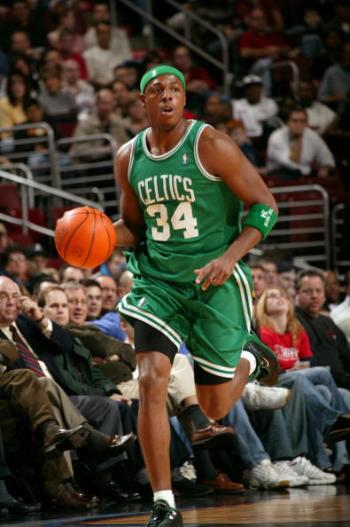 萨索洛前锋皮纳蒙蒂比赛时家中失窃，事发时孩子和保姆在家里（萨索洛前锋皮纳蒙蒂比赛期间家中被盗，孩子和保姆在屋内）