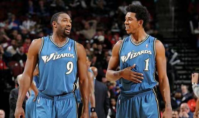 连场扑点，小米林科维奇当选那不勒斯0-0科莫全场最佳球员（小米林科维奇连场扑点，荣膺那不勒斯0-0科莫全场最佳）