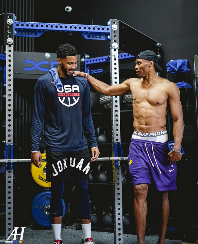 米兰达：很少有人能和斯帕莱蒂关系好，他的为人我还是不说了（米兰达：能与斯帕莱蒂相处融洽的人很少，他的人品我不便评价）