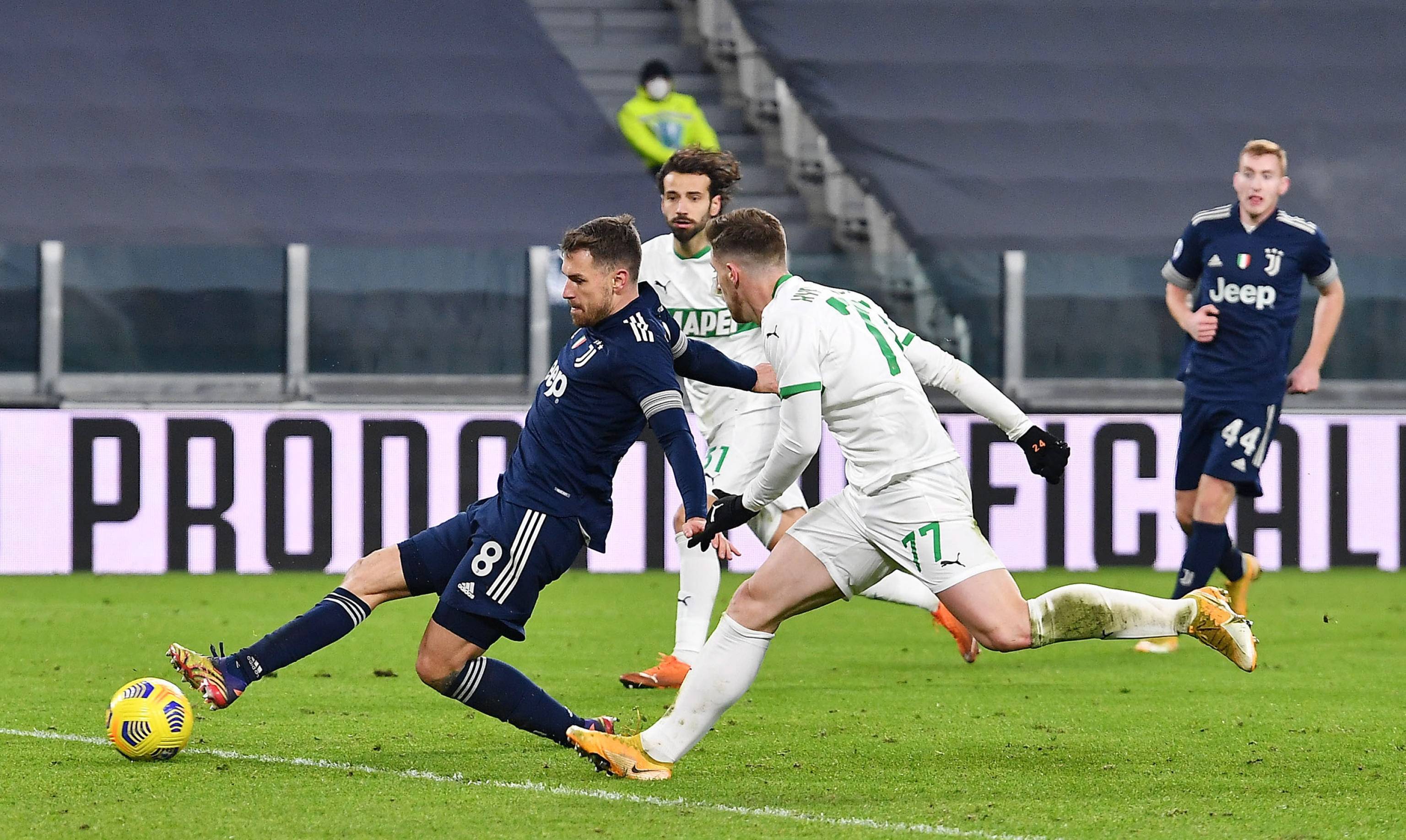 意媒：上个月跖骨骨折的梅雷特还将缺阵20天，意超杯有望复出（意媒：梅雷特上月跖骨骨折，预计再缺阵20天，意超杯或将复出）