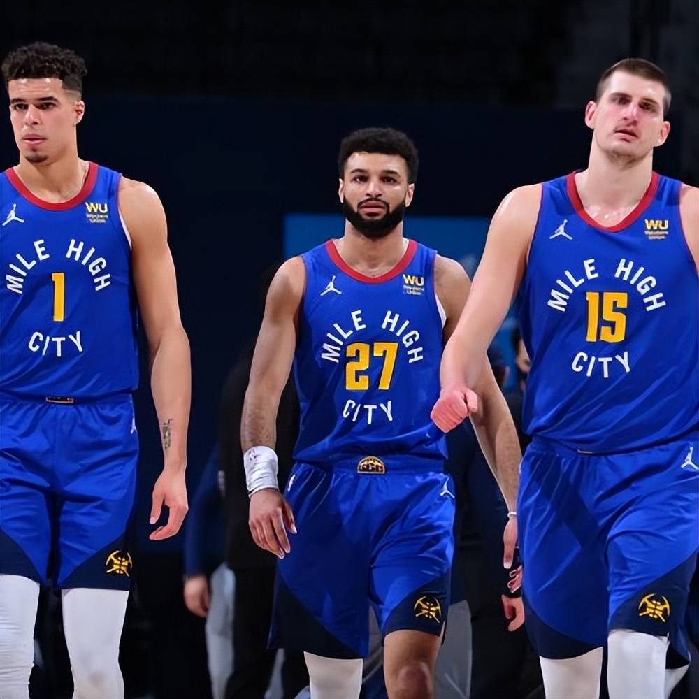 外媒：梅西在印度的雕像由45人耗费27天建成，高21.3米（外媒称：印度梅西雕像高21.3米，45人历时27天打造）