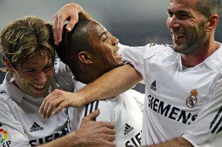 埃基蒂克助攻涉手球争议，主裁观看VAR核查（埃基蒂克助攻引发手球争议，主裁场边观看VAR回放）