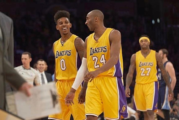 福苏-门萨：曼联青训以前规矩相当严格，比如必须穿黑色球鞋（福苏-门萨称曼联青训曾严苛到球鞋仅限黑色）